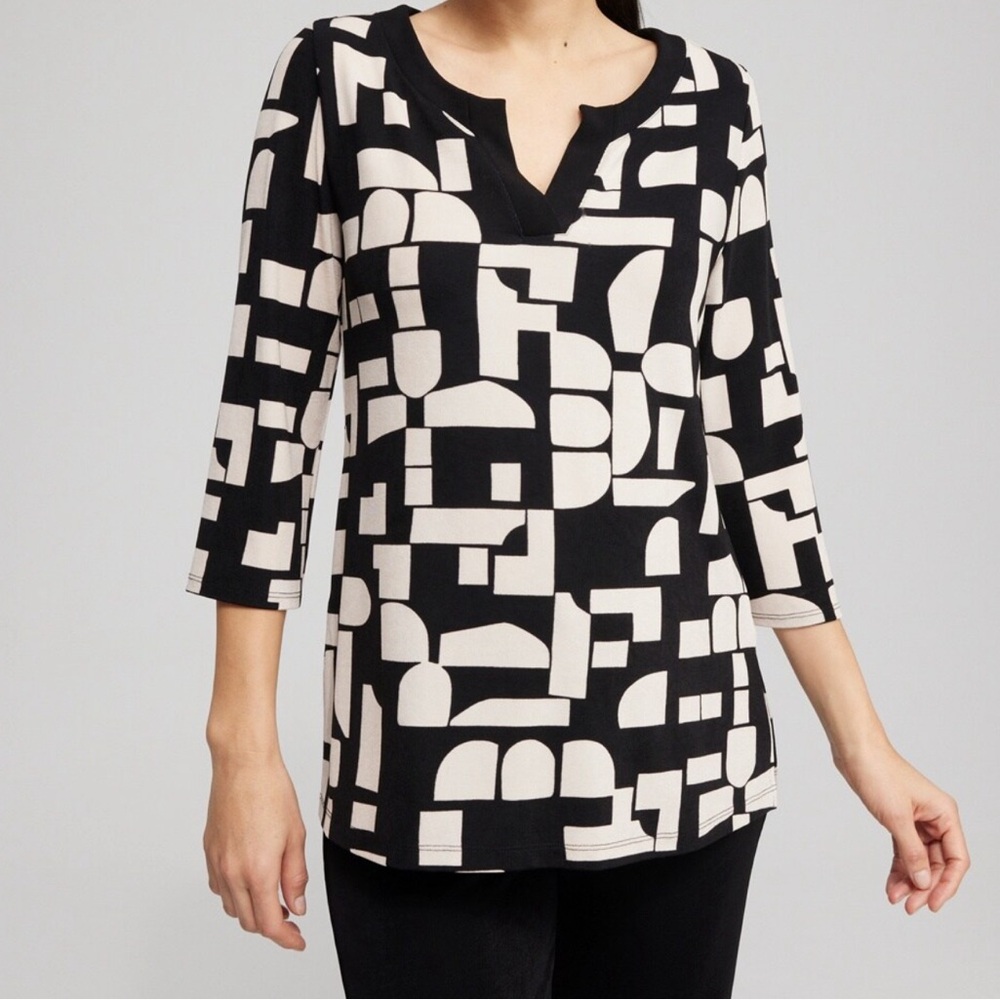 NWT Chico’s Travelers Block Back and Cream Print Split Neck Blouse Size 2